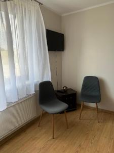 two chairs sitting in a room with a window at Zacisze Zbiczno in Zbiczno +40 photos