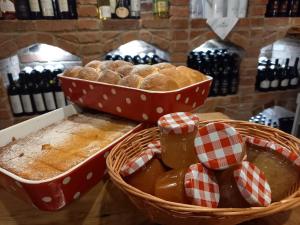 two baskets of bread and bottles of wine on a table at Hostinec U Lípy in Ostrov +21 photos