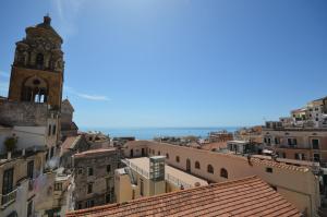 een uitzicht op een stad met een klokkentoren bij Albergo L'Antico Convitto in Amalfi
