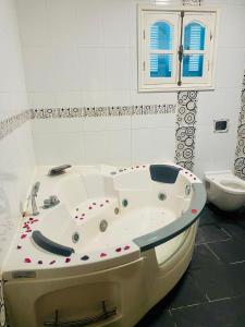 a bathroom with a bath tub with hearts on it at Le palmier in Mezraya