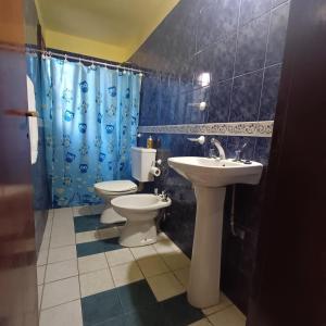 a bathroom with two toilets and a sink and a shower at Génesis in Merlo