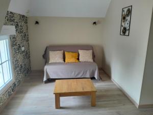 a room with a bed and a coffee table at Gîte la Bourgeoise in Bléré