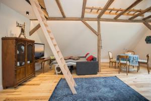 a living room with a loft with wooden beams at Denkmal Haus Hugo in Medebach