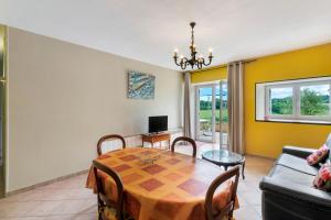 a dining room with a table and a couch at Gite Echo in Salignac Eyvigues