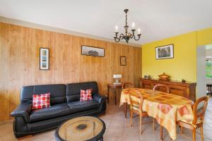 a living room with a couch and a table at Gite Echo in Salignac Eyvigues