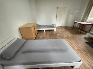 a room with a bed and a cardboard box at GM Zimmervermietung in Hamburg