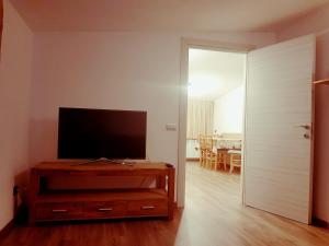 Televízia a/alebo spoločenská miestnosť v ubytovaní Apartment San Colombano