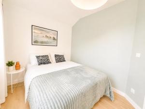 a white bedroom with a bed with a blanket at M114 Magnifique T2 aux portes de la douane de Moillesulaz in Gaillard