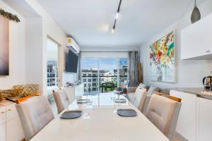 a kitchen and dining room with a table and chairs at Olas del Mar by Playa Caracol Resorts in Palmira
