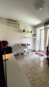 a living room with a white table and chairs at A'MA CASA in Modica