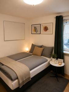 a bedroom with a bed and a table and a window at Niklasdorf Bergblick/Erholung in Niklasdorf