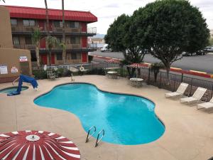 Бассейн в Travelers Inn - Phoenix или поблизости