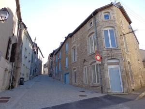 an empty street with an old brick building at Le Néococoon in Neufchâteau