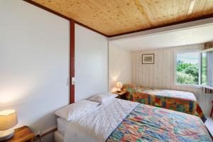 a bedroom with a bed and a window at Chalet Le Tilleul in Salignac Eyvigues +15 photos