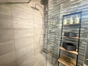 a bathroom with a shower with a glass shower stall at Le Méli Hyper Centre Proche Cols Stations in Saint-Jean-de-Maurienne +24 photos