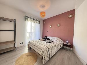 a bedroom with a bed and a large window at Le Méli Hyper Centre Proche Cols Stations in Saint-Jean-de-Maurienne