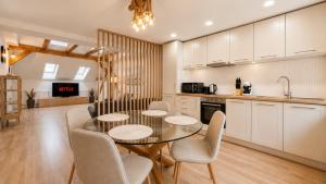 a kitchen with a table and chairs in a kitchen at YFB I 130m2 Designwohnung mit 2 Bädern in Gera