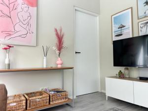 a living room with a tv and a couch at De Zeebries in Warmenhuizen