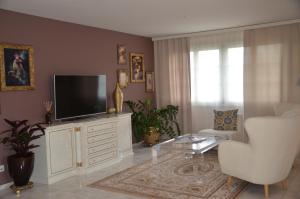 a living room with a television on a dresser at Auszeitloge in Nottwil