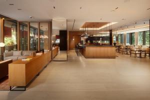 eine Hotellobby mit Bar und Restaurant in der Unterkunft Olivia Lisboa Hotel in Lissabon