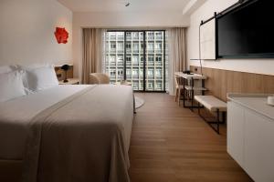 ein Hotelzimmer mit Bett und Flachbildfernseher in der Unterkunft Olivia Lisboa Hotel in Lissabon