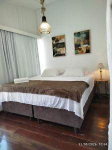 a bedroom with a large bed in a room at Apartamento Gute Morro - Praça Central in Cairu