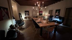 ein Esszimmer mit einem langen Tisch und Stühlen in der Unterkunft ZONE BLEUE in Hyds