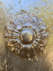 a metal object in the water in the mud at La chambre du Mazet in Fayence
