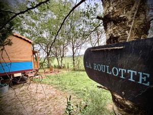 Gallery image of La roulotte de Fondain logement insolite in Laqueuille +6 photos