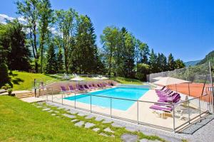 - une piscine avec des chaises longues violettes à côté dans l'établissement La Grange De L'Aiguille, à Chamonix-Mont-Blanc