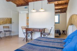 a bedroom with a bed and a desk in a room at Vero Sicily - Balloniera In Solanto in Santa Flavia