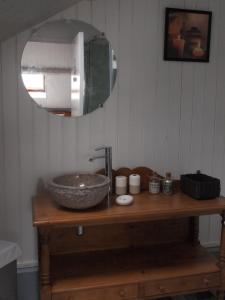 a bathroom with a sink and a mirror at Gites de la Haute Ville in Boulogne-sur-Mer