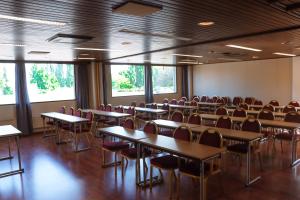ein leerer Raum mit Tischen, Stühlen und Fenstern in der Unterkunft Hotel Sommelo in Kouvola + 48 Fotos