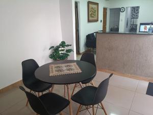 a dining room with a table and chairs at Casa no centro de Brumadinho in Brumadinho