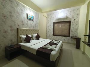 a bedroom with a large bed in a room at Triple Tree Hotels and Resorts in Bhubaneshwar