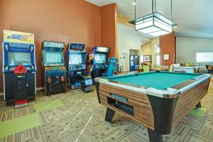 a room with a pool table and arcade games at Pinetop Resort Studio Apartment in Pinetop-Lakeside
