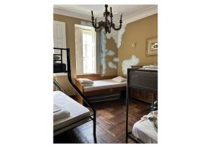 a room with a bed and a table and a window at Casa Quixote, Centro Catedral in Braga