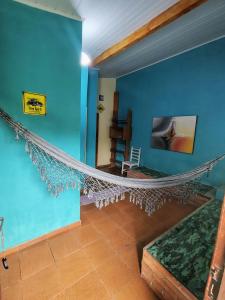 a room with a rope hanging from the wall at Saqua Beach Hostel in Saquarema