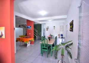 a kitchen and dining room with a table and chairs at Casa Rosi in Pitimbu