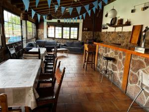 a restaurant with tables and chairs in a room at Vista Bella Segovia in Tizneros
