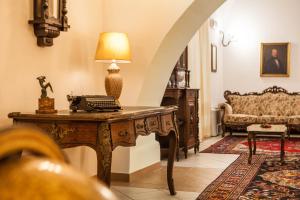 Habitación con mesa y teléfono. en Hotel Il Duomo, en Oristano