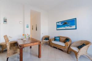 a living room with a table and chairs at B&B Gioiello del Mare in Torre Lapillo
