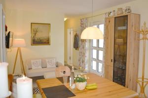 ein Wohnzimmer mit einem Tisch und einem Sofa in der Unterkunft BayernBlick in Rimsting