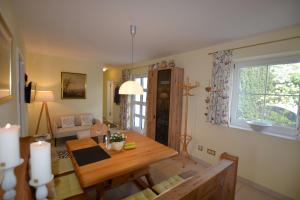 ein Wohnzimmer mit einem Holztisch und einem Fenster in der Unterkunft BayernBlick in Rimsting + 14 Fotos