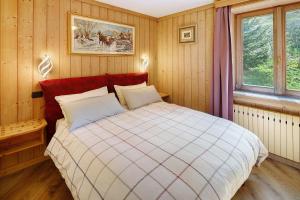 a bedroom with a large bed in a room at Appartamenti Fabrizio in Livigno