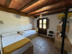 a bedroom with two beds and a window at Camino Real in Jerte