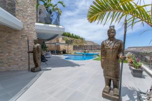 a statue of anubis stands in the courtyard of a house at Villa Coco in Mogán