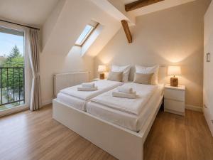 a bedroom with a large bed and a window at YFB I 130m2 Designwohnung mit 2 Bädern in Gera
