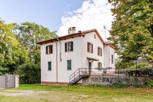 an old white house with a staircase in a yard at Fuga nel Parco Trebbia, vicino Grazzano/Bobbio in Rivergaro