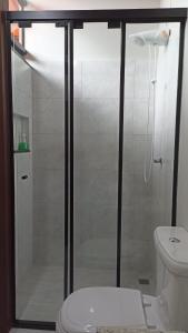 a bathroom with a glass shower with a toilet at Hospedagem Na Rota do Enxaimel - Andar Térreo ou Superior - Alles Acer in Pomerode +82 photos